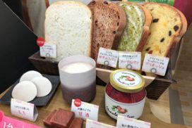 販促 店頭販促 什器 パッケージ POP ディスプレイ フロア ハンガー カウンター 組み立て簡単 コンパクト 輸送費削減 アイデア オリジナル デザイン 製作 作成 作製 設計 印刷 エコ エコロジー SDGs 環境配慮 脱プラ 紙製 リサイクル サスティナブル 展示会 食品 事例 売り場 訴求 パン コラム 向坂文宏